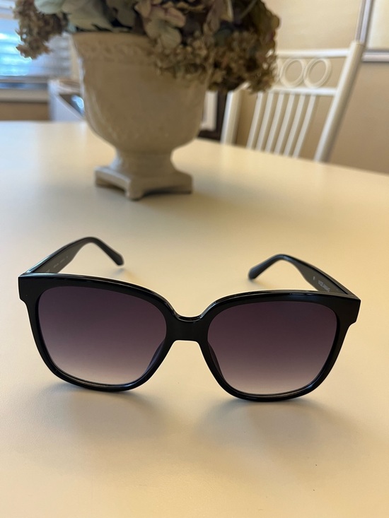 Quay Australia Accessories - Quay Australia Wide Awake Black Sunglasses with Purple Gradient Lenses